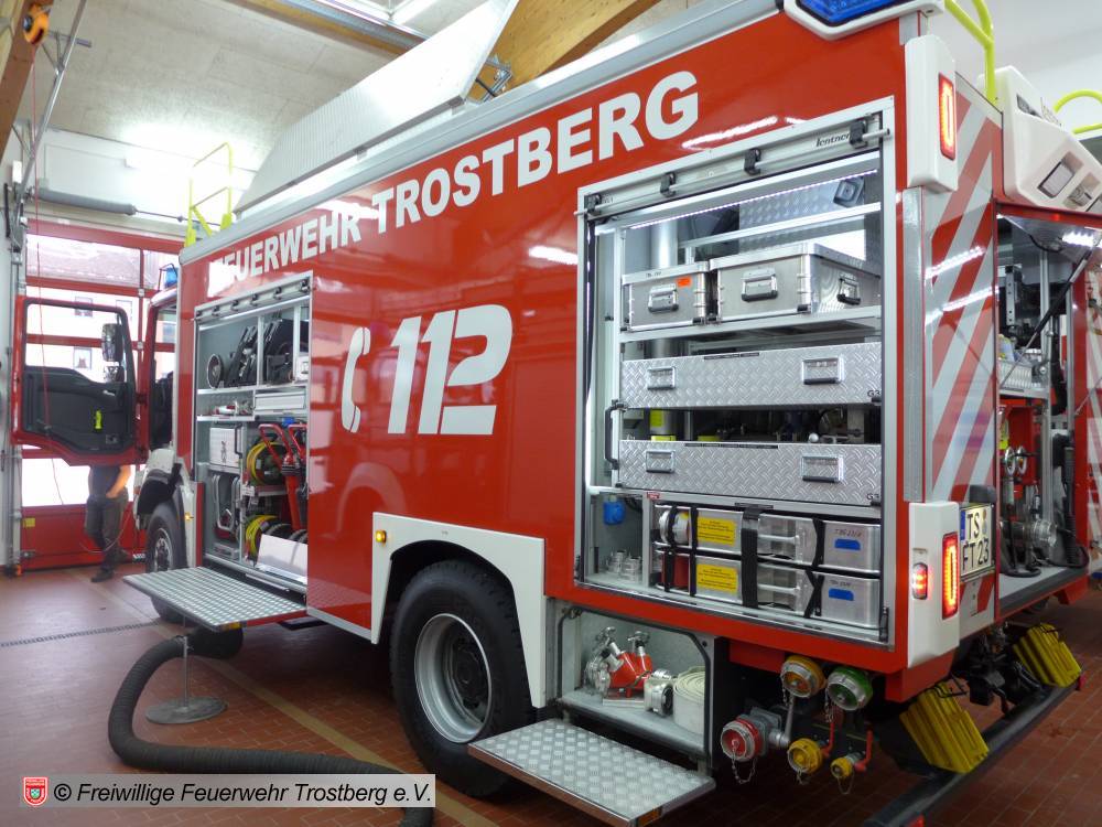 Kollegen der Feuerwehr Babensham besichtigen unser PTLF 4000 ...